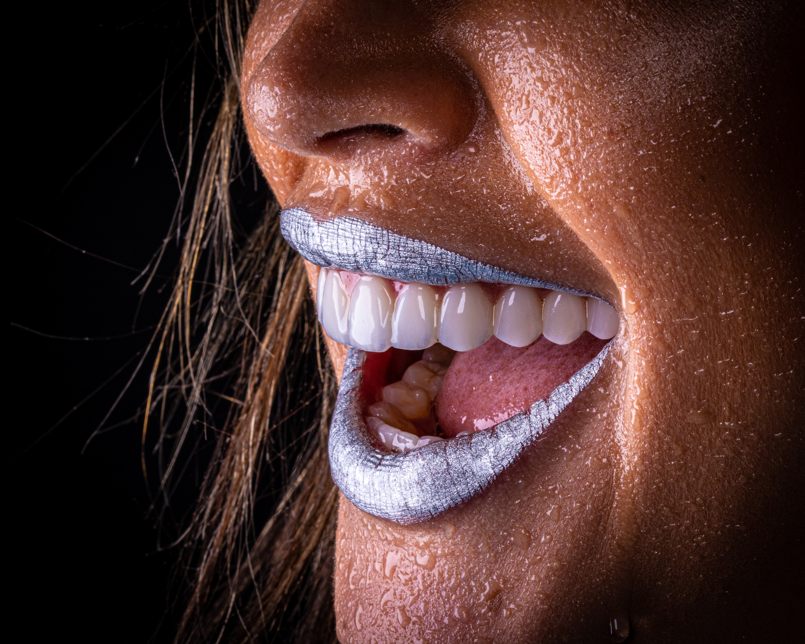 fotografia final de um caso de lente de porcelana com spray de água