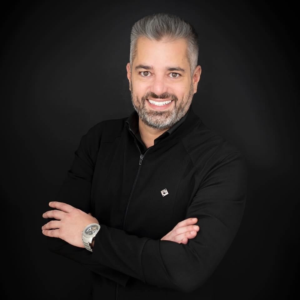 marcelo borille especialista em implantes dentários e lente de contato dental