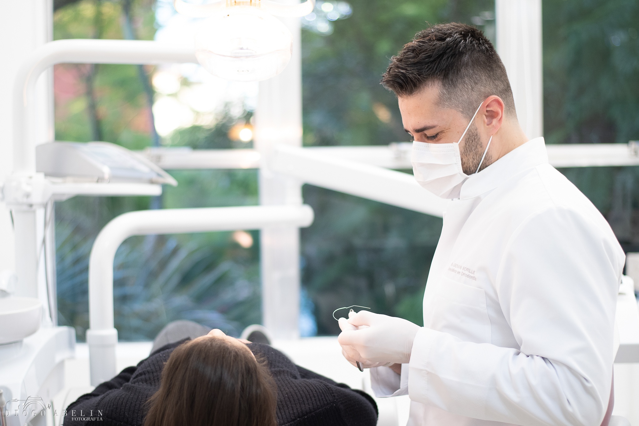 Dr, Giovani Borille atendendo paciente na Sorridere Porto Alegre